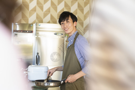 有趣男老师教学员上烹饪课图片