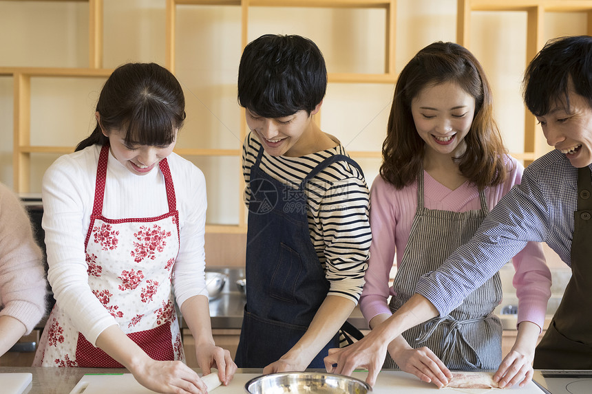 年轻人自己操作做餐图片