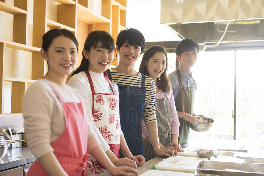 厨房年轻人学烹饪图片