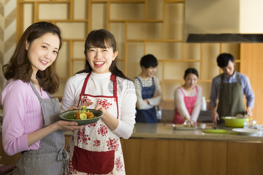 厨房年轻人学烹饪图片