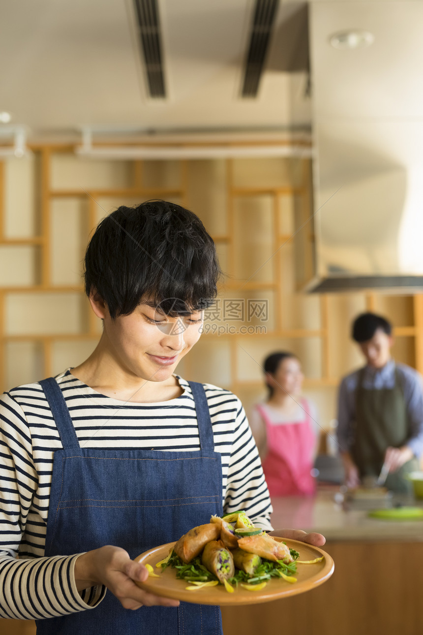 展示自己烹饪作品的男性图片