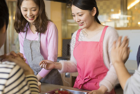 学习厨房烹饪的女人图片