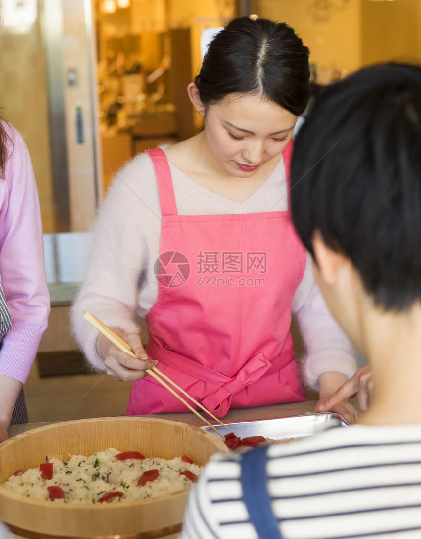 学习厨房烹饪的女人图片