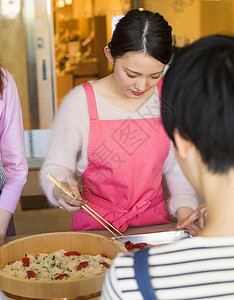 学习厨房烹饪的女人图片