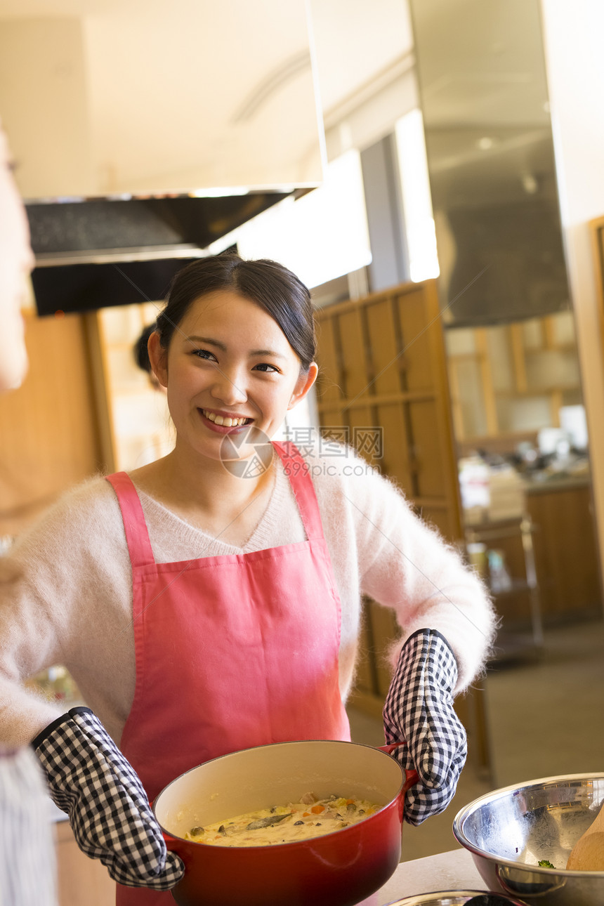 学习烹饪的年轻人图片