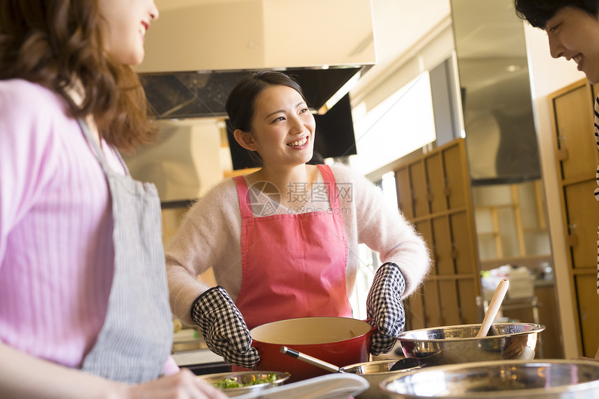 学习做美食的年轻人图片