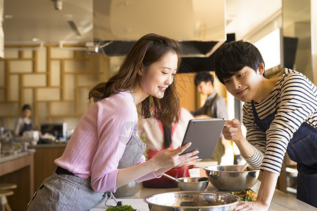 学习做美食的年轻人图片