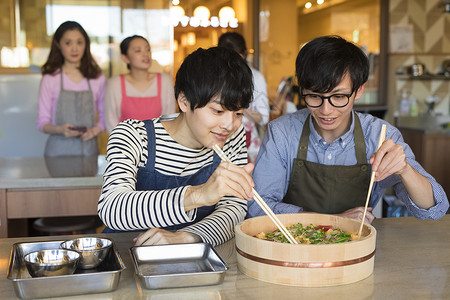 男子正在品尝食物图片