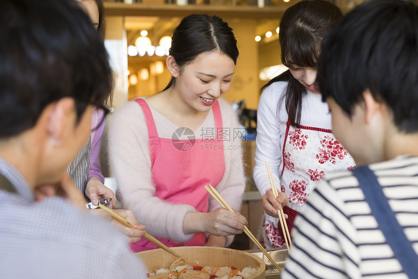 欣赏30多岁家庭自制烹饪课图片