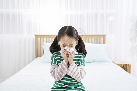 小女孩感冒擤鼻涕图片
