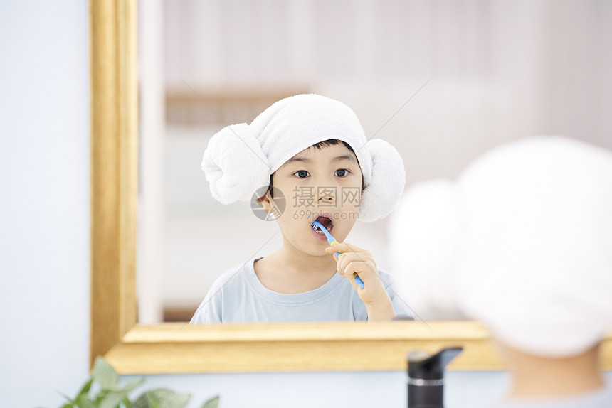 对着镜子刷牙的儿童图片