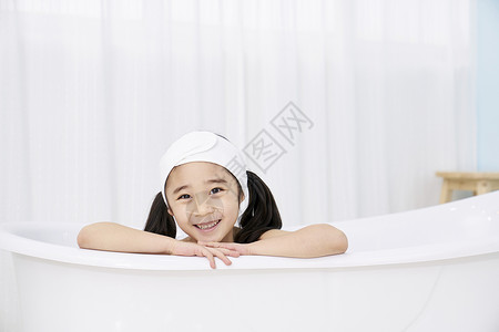 浴缸里微笑的小姑娘图片