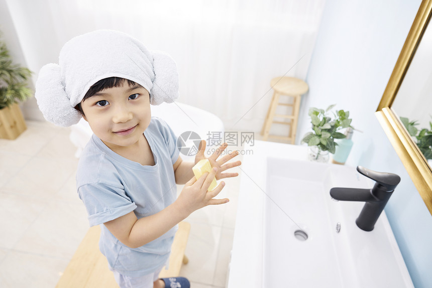 盥洗台洗手的小女孩图片