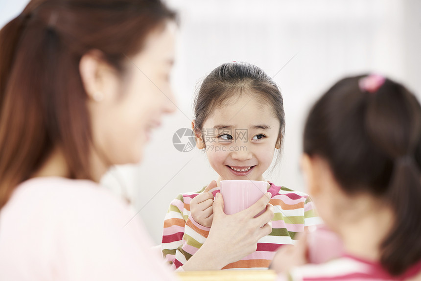 妈妈照顾女儿刷牙图片