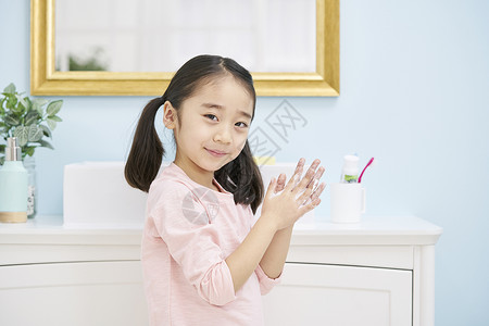 小女孩洗手图片