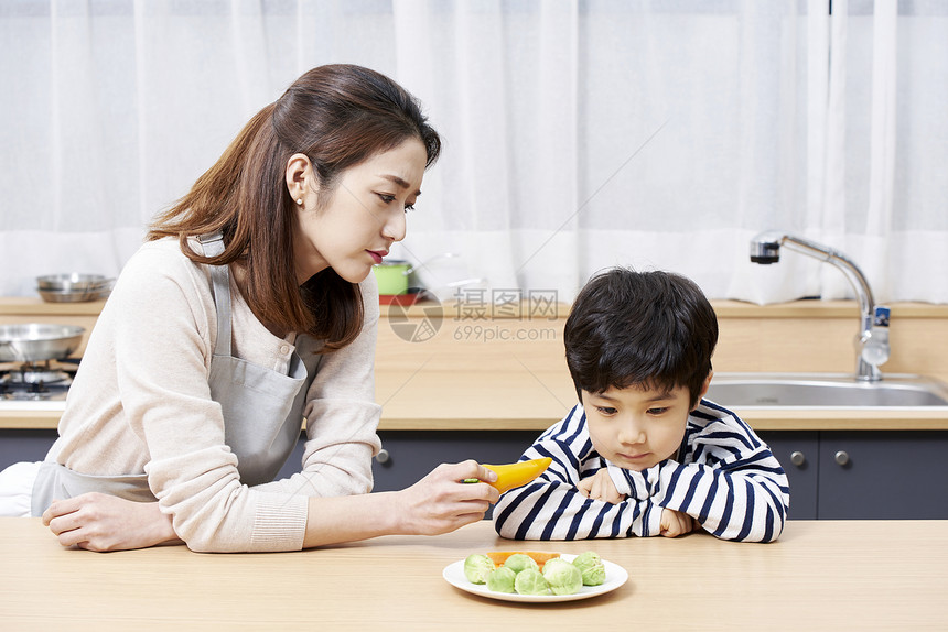 妈妈劝挑食的孩子吃饭图片