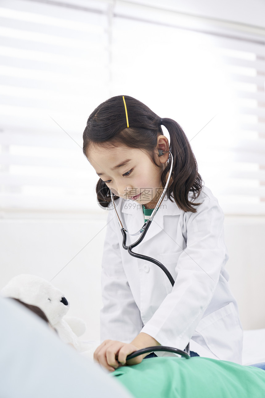 儿童玩角色扮演医生看病图片