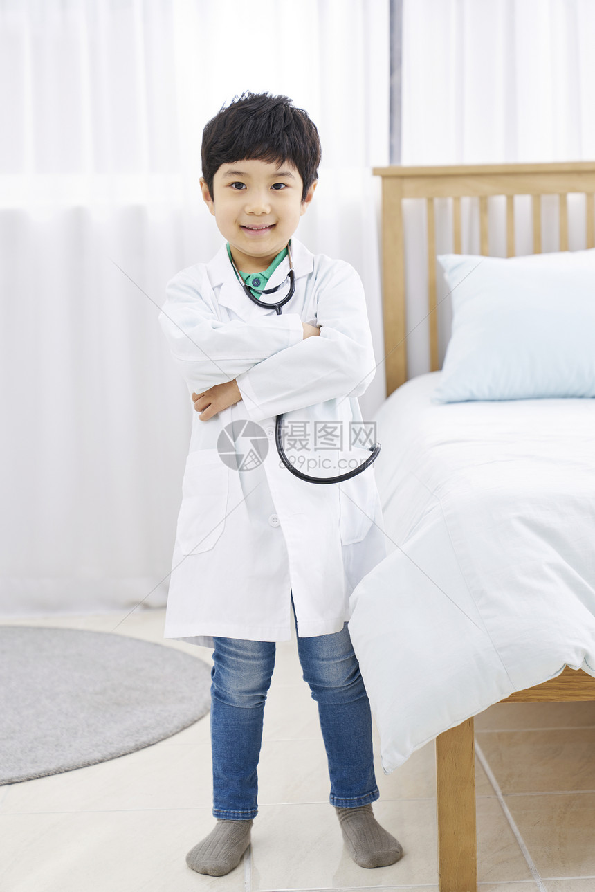 小男孩扮演医生图片