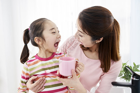 生活判断成人刷牙母亲女儿韩国人图片