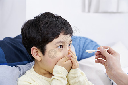 妈妈照顾生病的小男孩吃药图片