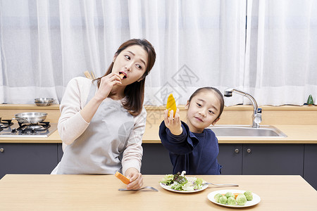 厨房吃健康食物的母女图片