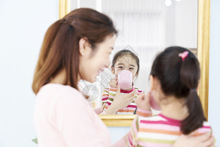 浴室微笑亚洲人刷牙母亲女儿韩国人图片