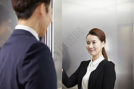 商务男女按电梯图片