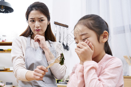 前视图消极的排斥吃孩子妈妈韩国人图片