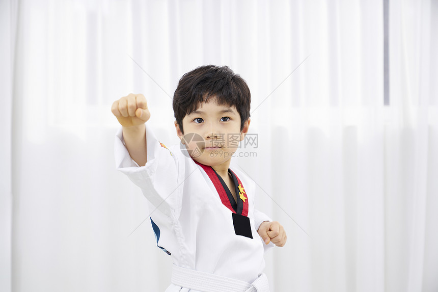 儿童练习跆拳道图片