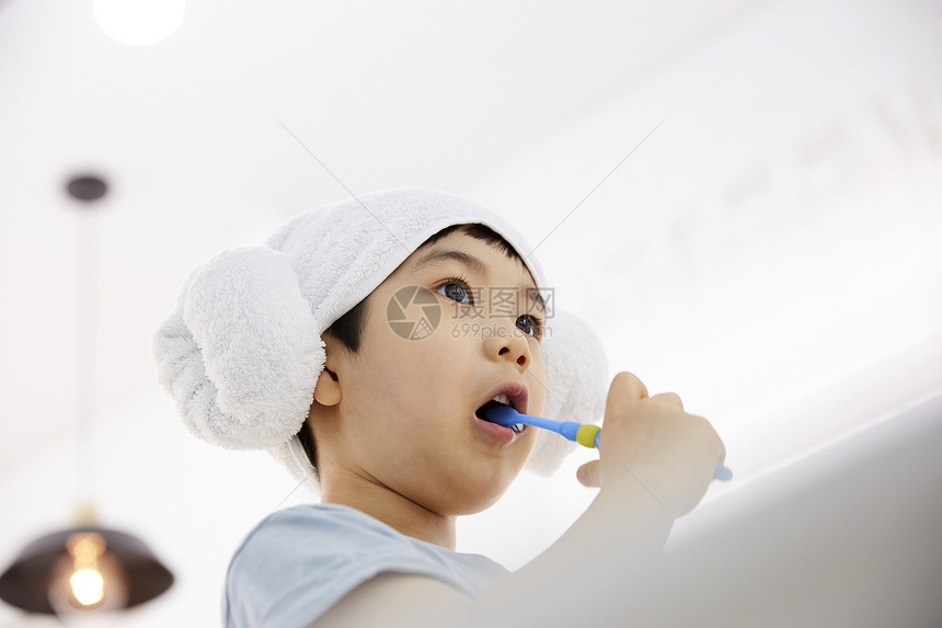 小女孩刷牙图片
