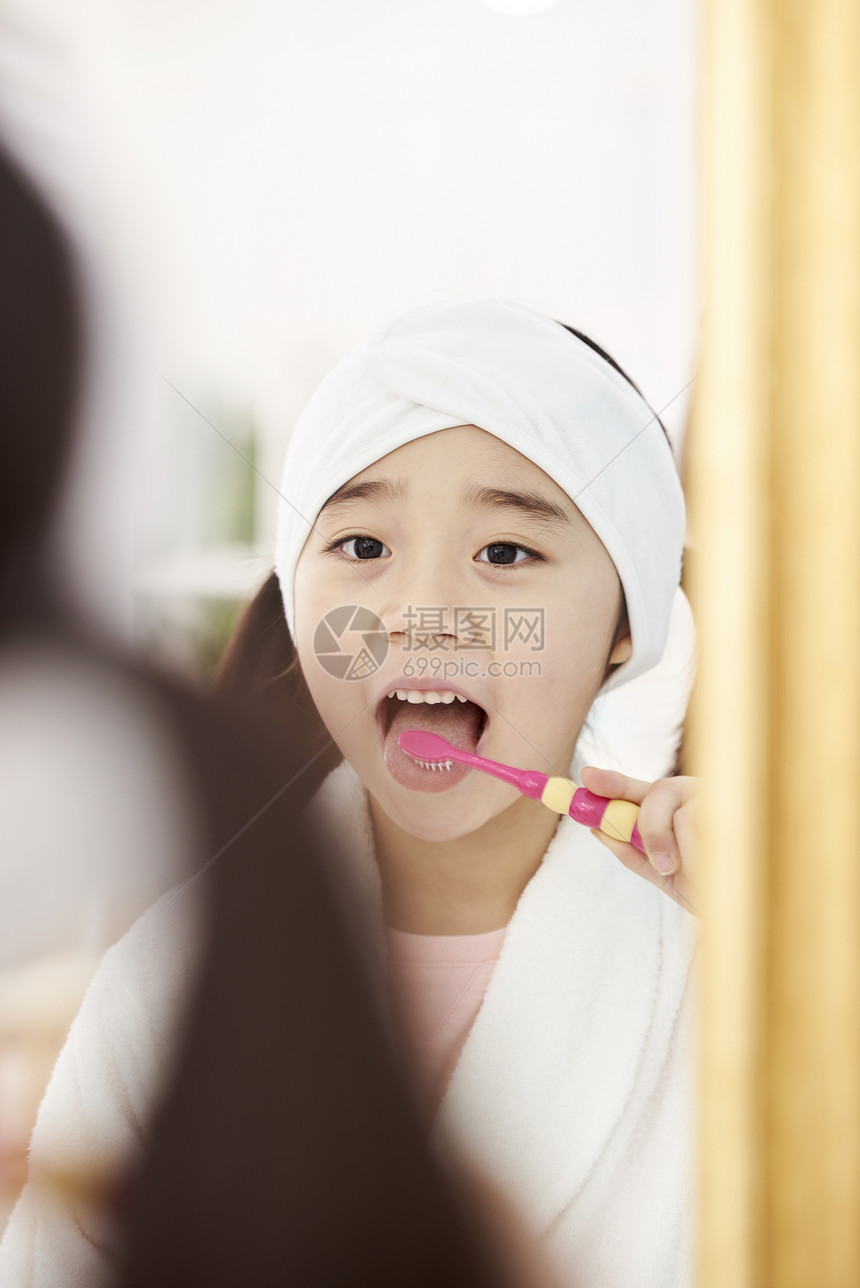 小女孩刷牙图片