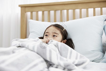 小孩感冒发烧躺在床上图片
