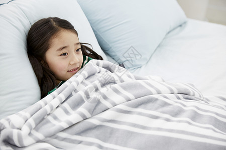 小孩感冒发烧躺在床上图片