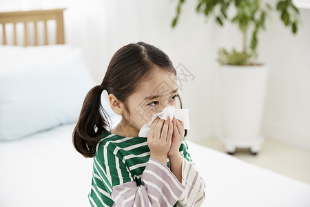 小女孩感冒擤鼻涕图片