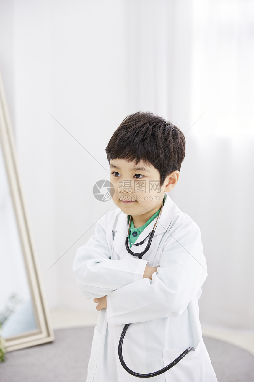 儿童完角色扮演医生看病图片