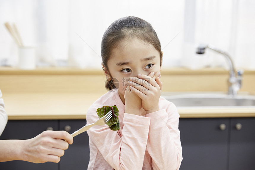 小女孩拒绝吃蔬菜图片