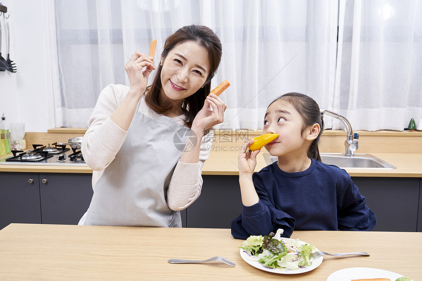 厨房母亲做好食物给孩子吃图片