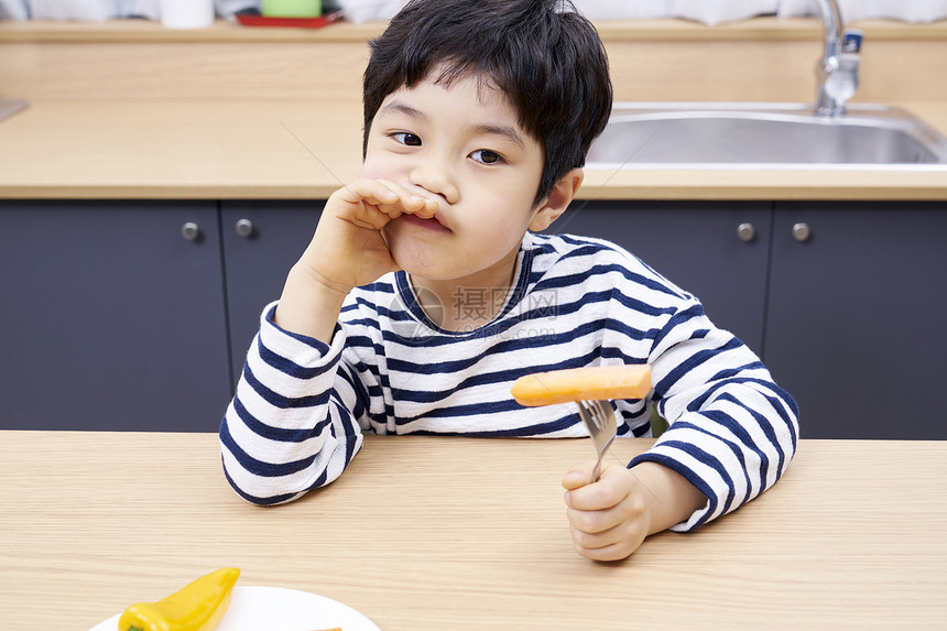 小男孩拒绝吃蔬菜图片