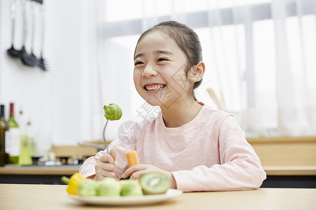 小女孩开心吃水果图片