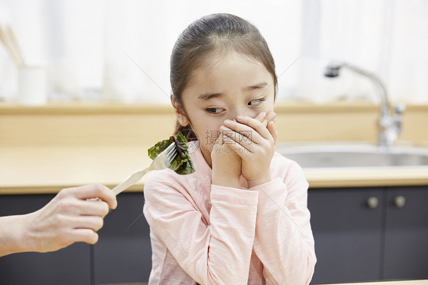 小女孩拒绝吃蔬菜图片