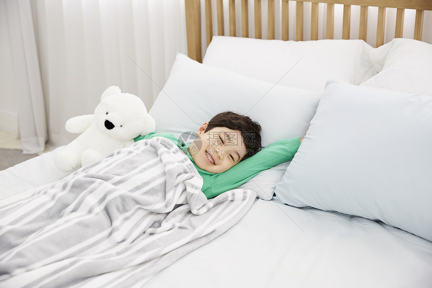 生病躺在床上的可爱小男孩图片