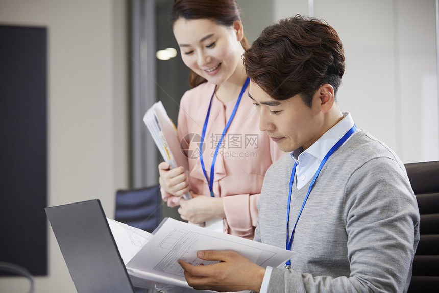 看着文件的成年男子图片