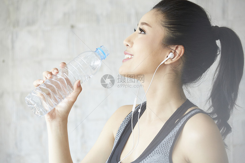 喝水休息的成年女子图片
