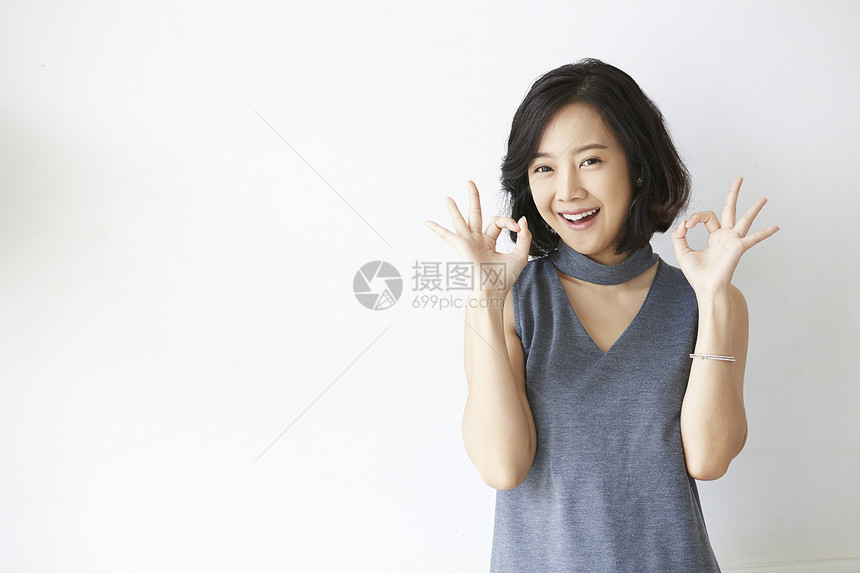 连衣裙30多岁中华民族女模特的姿势图片
