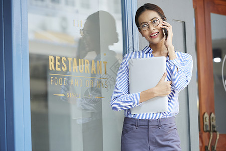 笔记本电脑女孩掌握女人商务咖啡馆图片