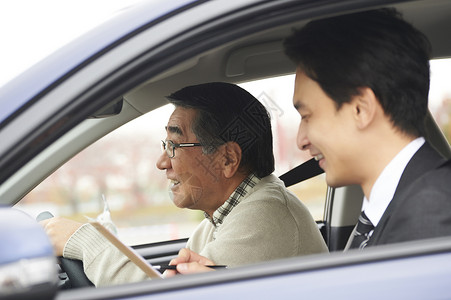 两个人亚洲人老年人高级驾驶学校驾驶图片