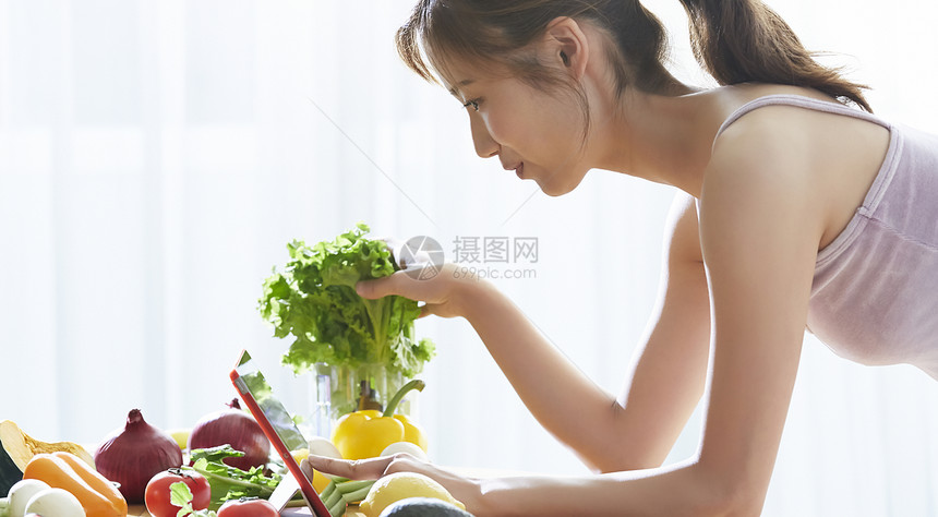 房子米饭休假关心饮食的女图片