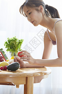 女孩餐住宅的关心饮食的女图片