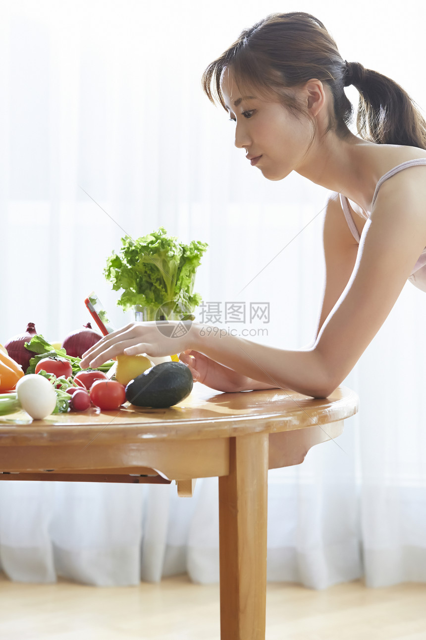 健康减肥观看直播的居家女性图片