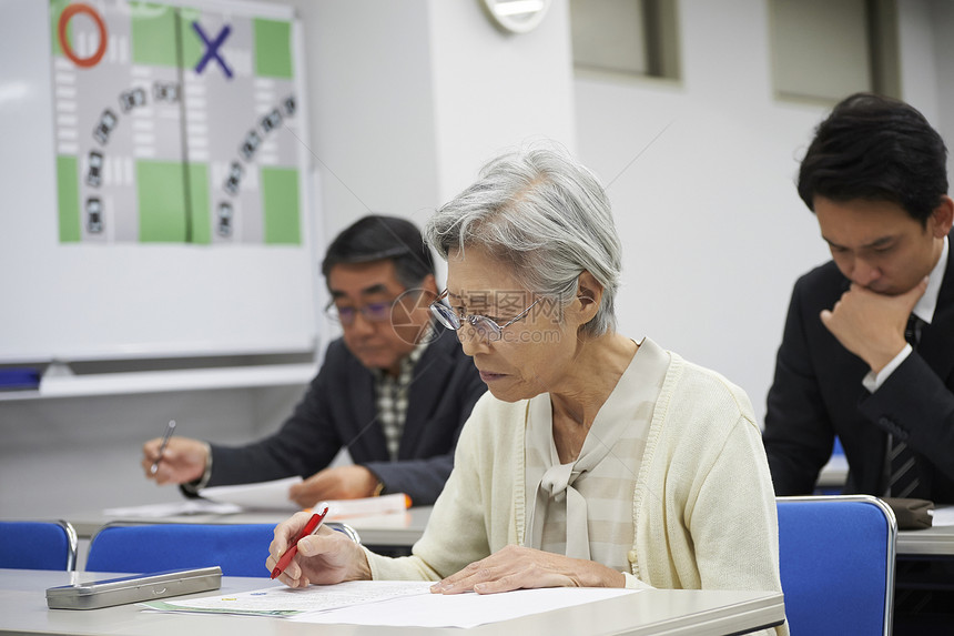 纸三个人三十几岁高级参加讲座图片